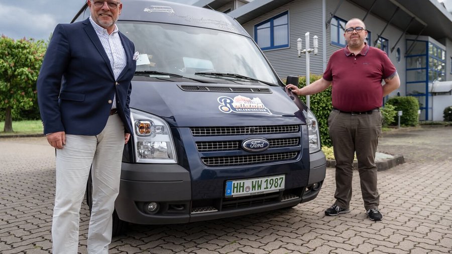 Rolf Weßling und Klaus Böhning stehen vor Transporter in Hamburg auf Privatgelände