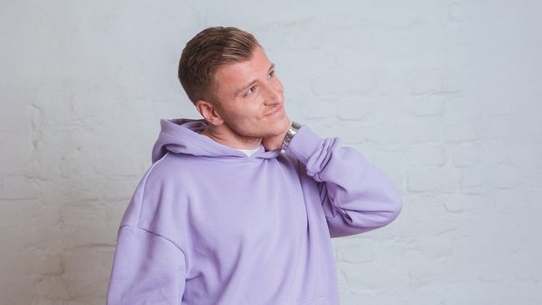 Beruflich neu orientieren – ja oder nein? Junger Mann denkt über berufliche Neuorientierung nach