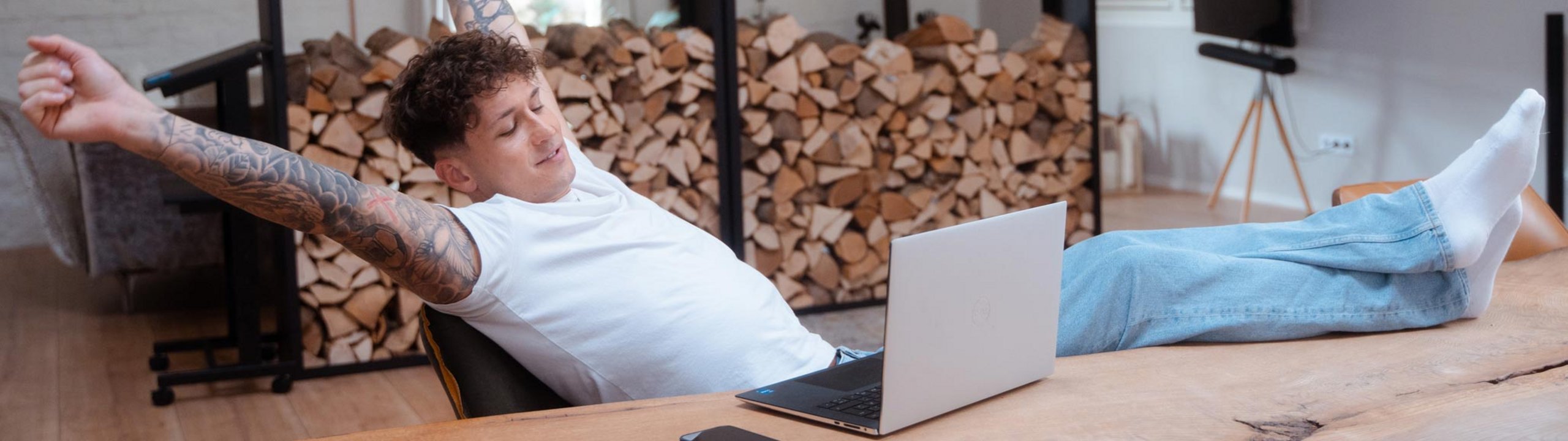 Eine Person nutzt einen Laptop in ihrem Zuhause und profitiert von flexiblen Beratungsformen.