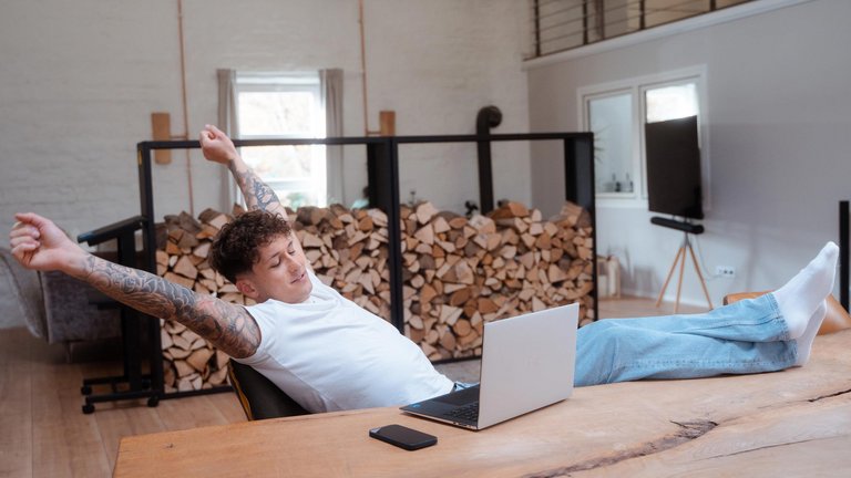 Eine Person nutzt einen Laptop in ihrem Zuhause und profitiert von flexiblen Beratungsformen.