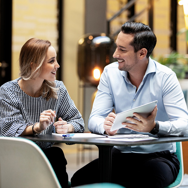 OVB Finanzberater mit Kundin im Café OVB Finanzberater mit Kundin im Café