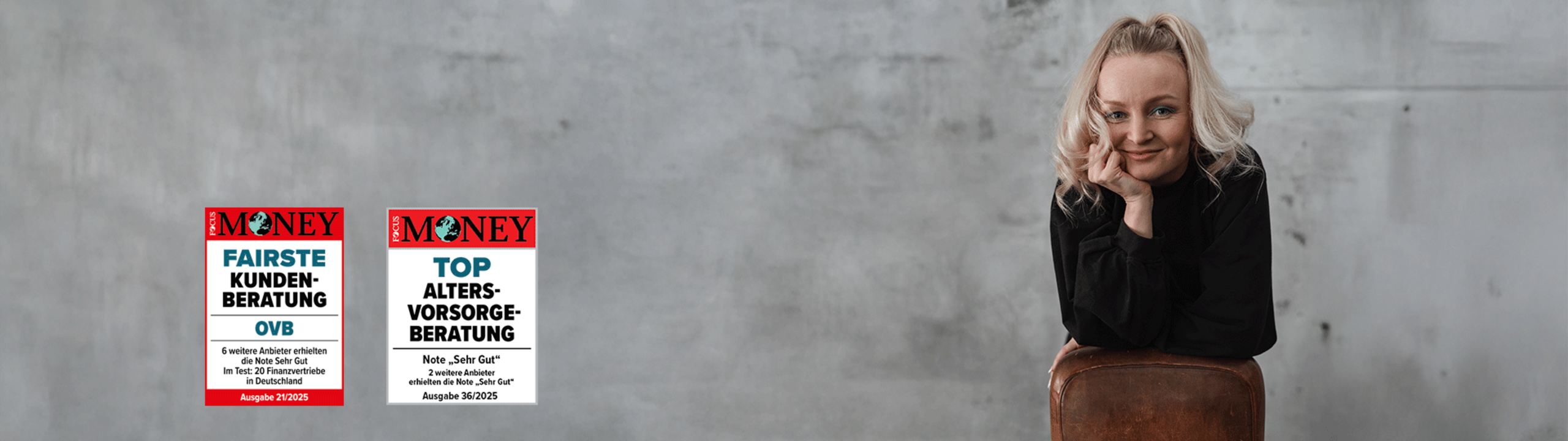 Blonde Frau sitzt vor einer grauen Wand