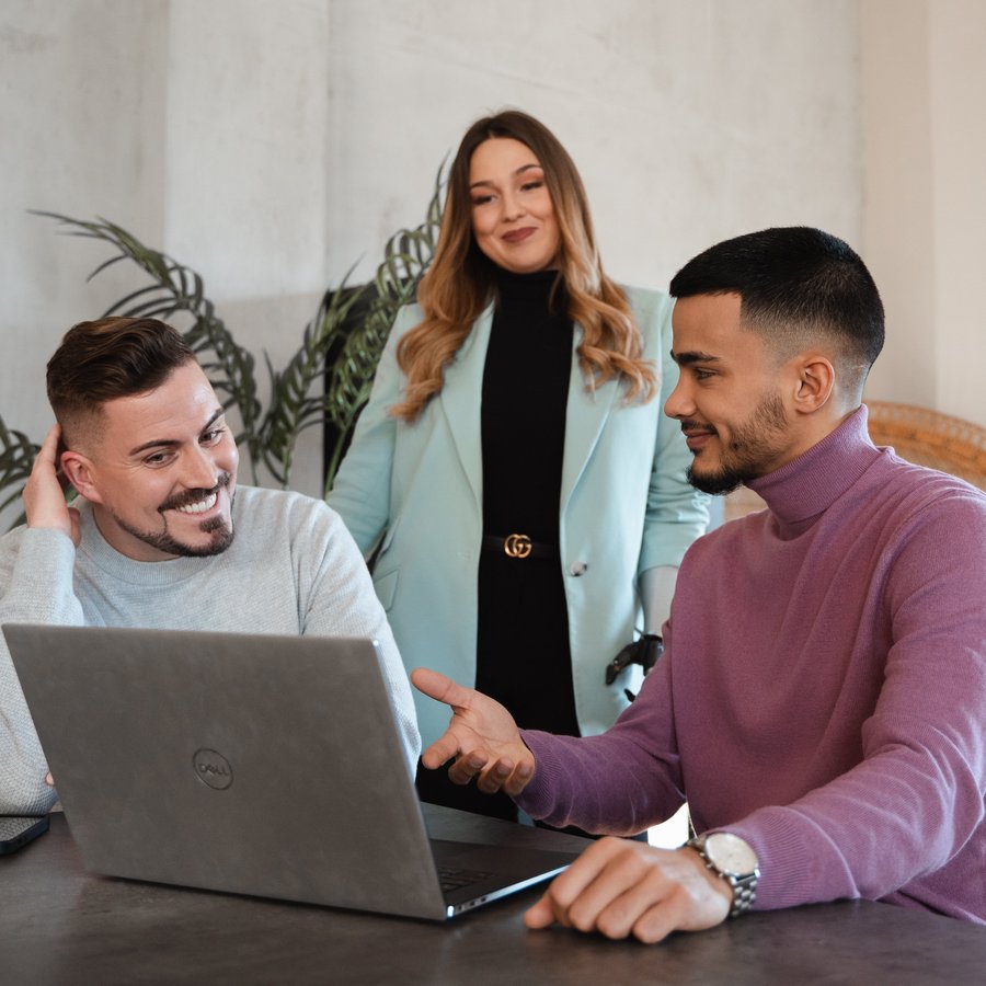 OVB Beratung Drei Personen besprechen gemeinsam etwas am Laptop.