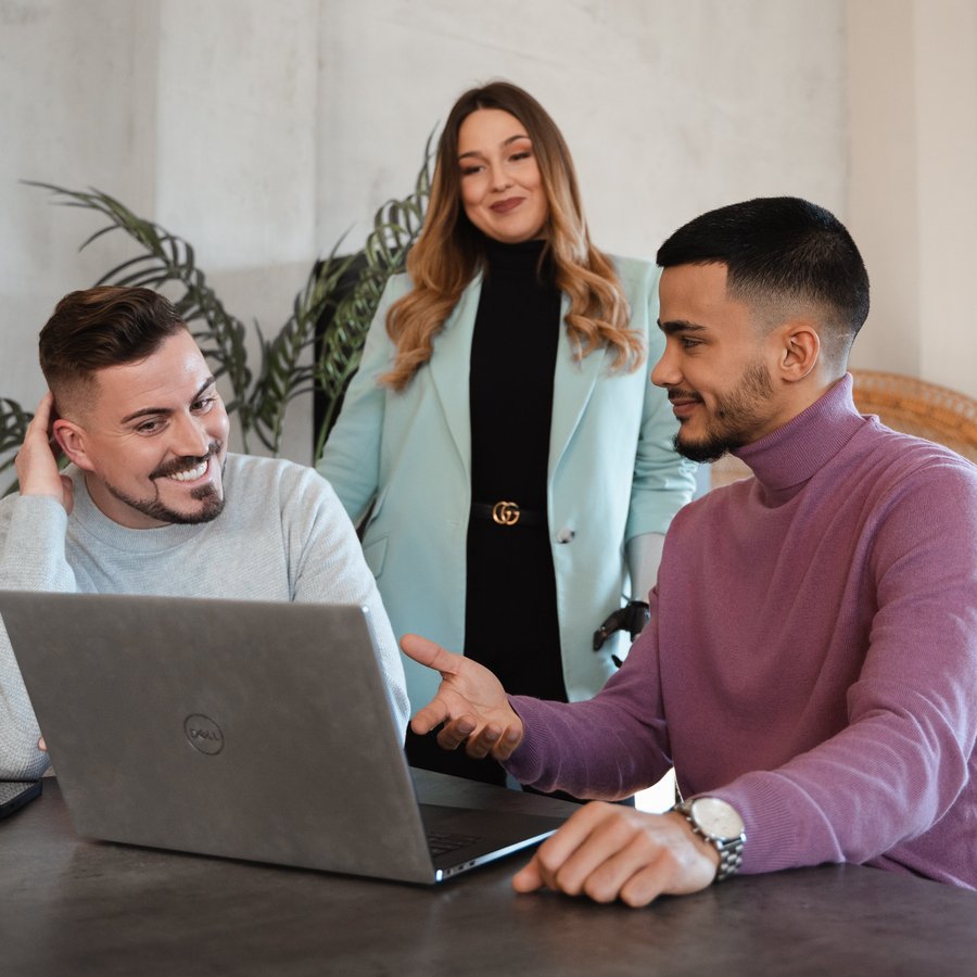 Vorteile mit OVB Drei Personen besprechen gemeinsam etwas am Laptop.