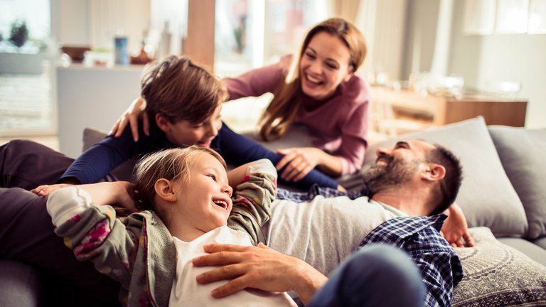 Glückliche Familie als Symbol für finanzielle Zukunftssicherheit.