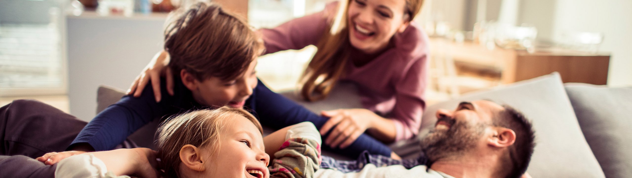 Glückliche Familie als Symbol für finanzielle Zukunftssicherheit.