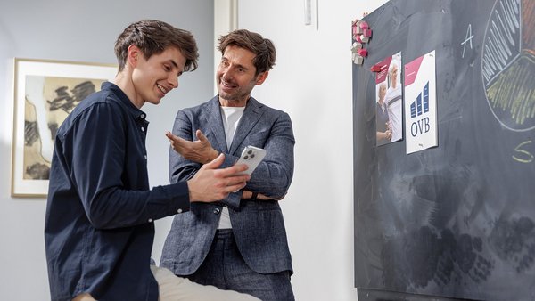 Was sind die Vorteile eines modernen Führungsstils? Führungskraft und Mitarbeiter tauschen sich aus