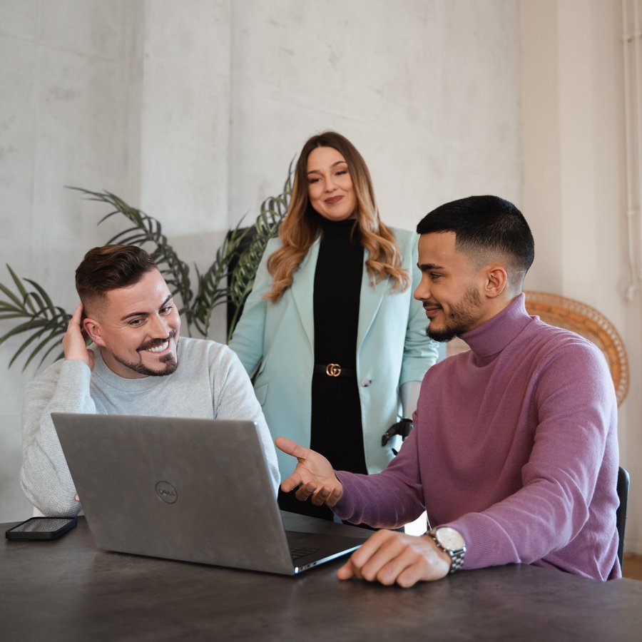 OVB Finanzberatung Drei Personen besprechen gemeinsam etwas am Laptop.