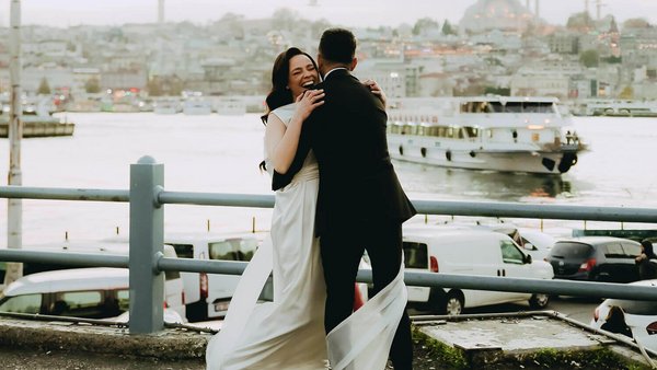 Brautpaar hält sich lachend im Arm - Hochzeitsplanung