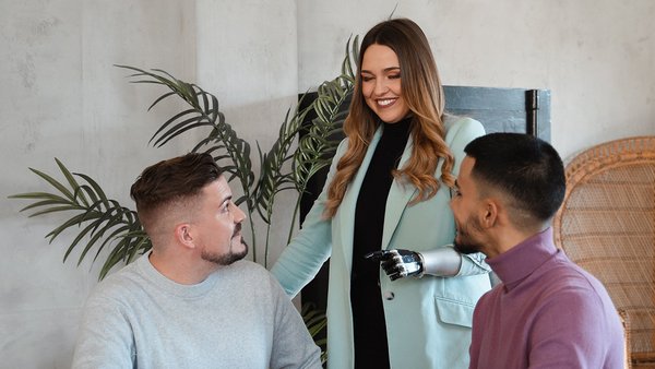 Offener Austausch in einer Vertrauenskultur Drei Mitarbeitende unterhalten sich und bauen Vertrauen im Team auf