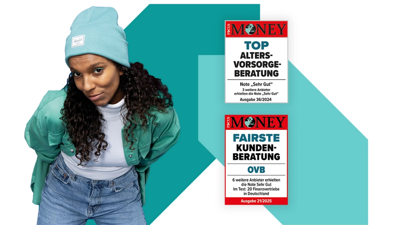 Junge Frau mit Locken, Jeans, türkisfarbener Mütze und Hemd lehnt sich mit freundlichem Blick nach vorn; rechts daneben zwei Focus-Money-Auszeichnungen für OVB in den Kategorien Top-Altersvorsorgeberatung und fairste Kundenberatung