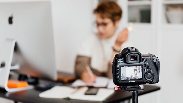 Fotografin arbeitet am PC – Rentenversicherung planen