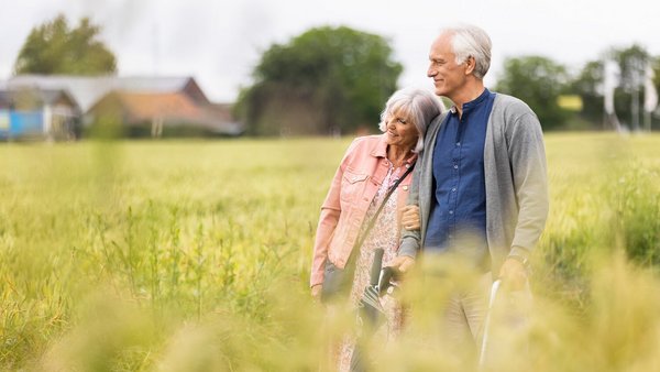 Rentner gehen spazieren – Gesetzliche Rentenversicherung