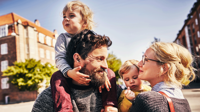Mann, Frau und zwei Kinder stehen auf einer Straße