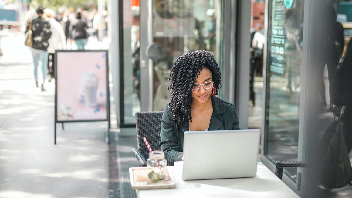 Frau arbeitet im Café – Work-Life-Integration