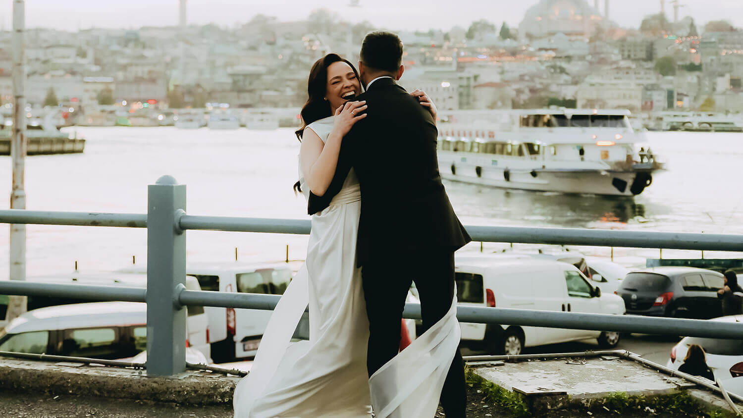 Brautpaar hält sich lachend im Arm - Hochzeitsplanung Brautpaar hält sich lachend im Arm - Hochzeitsplanung