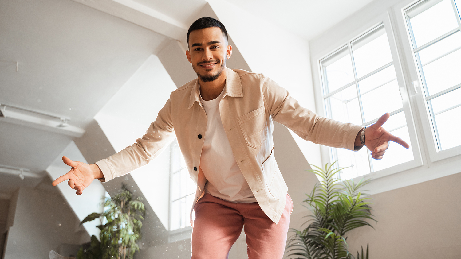 Zufriedener Mann mit Selbstmotivation im Job