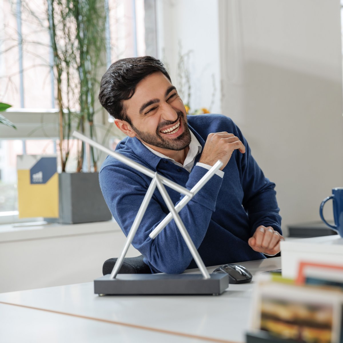 Finanzberater im Büro lacht