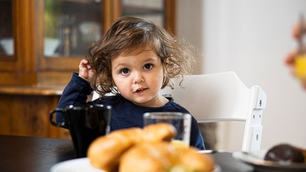Richtig sparen für Kinder: Wie geht das? Kleinkind am Frühstückstisch