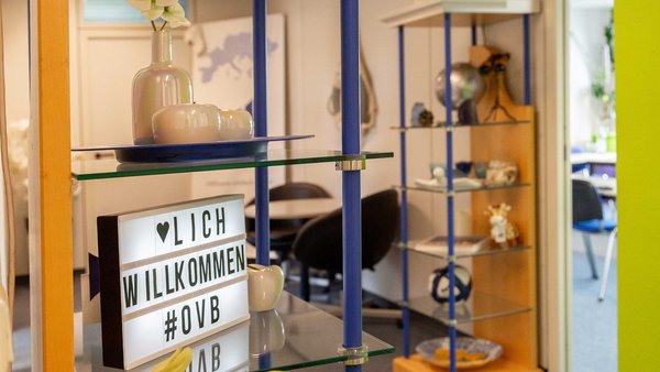 Büroraum mit Vitrine