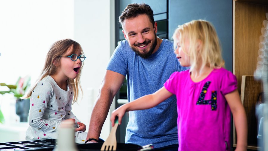 Vater mit zwei Kindern