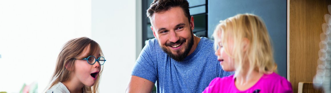 Vater mit zwei Kindern