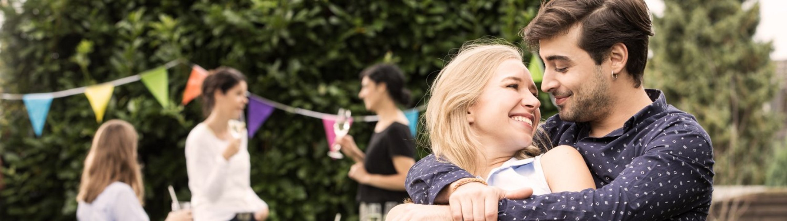 Verliebtes Paar bei Gartenparty