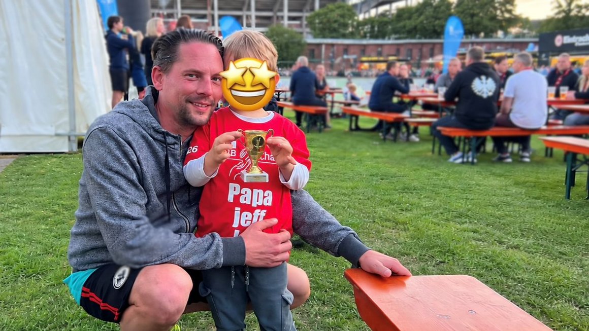 »Papa jeff Jas« mit eigenem Shirt und eigenem Pokal für unseren Junior Champion 2026. »Papa jeff Jas« mit eigenem Shirt und eigenem Pokal für unseren Junior Champion 2026.