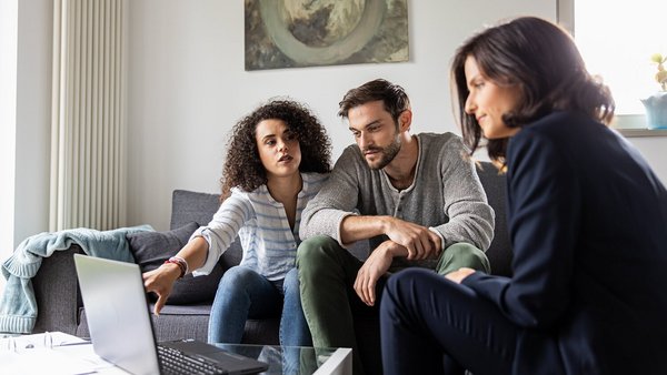 OVB Finanzberaterin mit Paar auf Couch