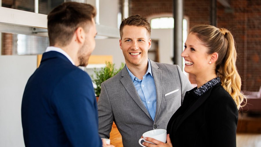 drei Arbeitskollegen lächeln drei Arbeitskollegen lächeln