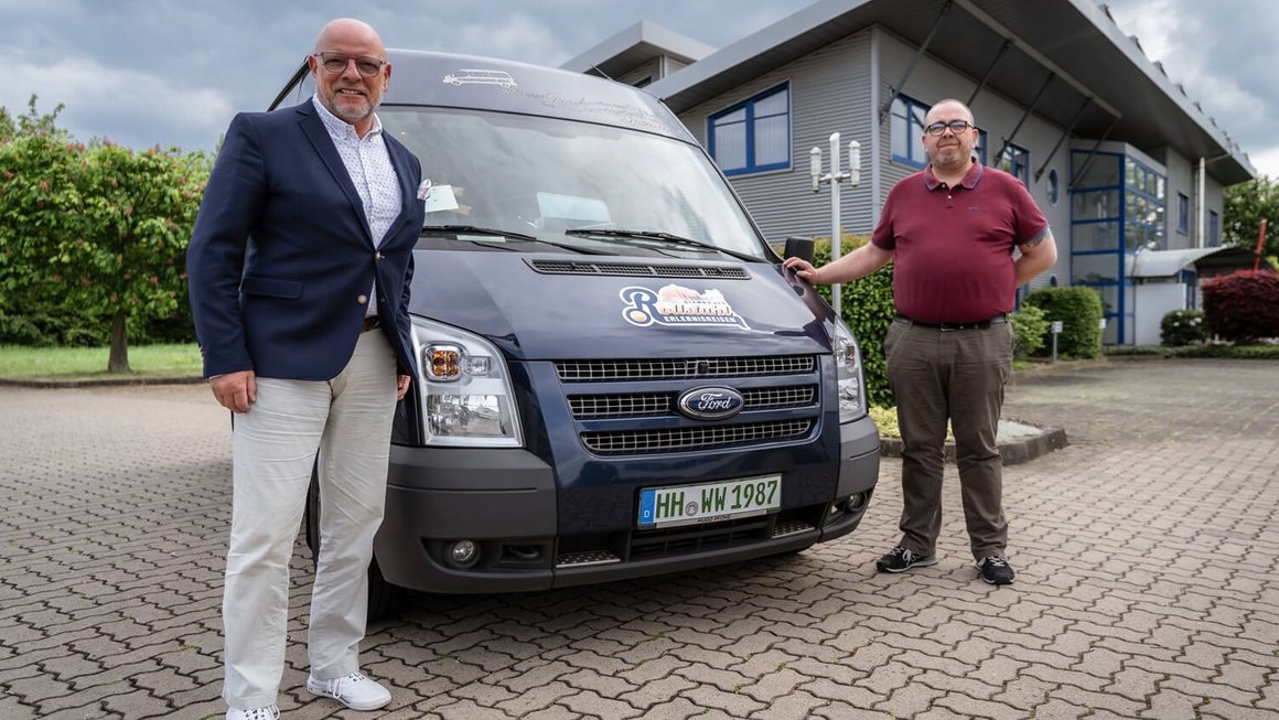 Rolf Weßling und Klaus Böhning stehen vor Transporter in Hamburg auf Privatgelände