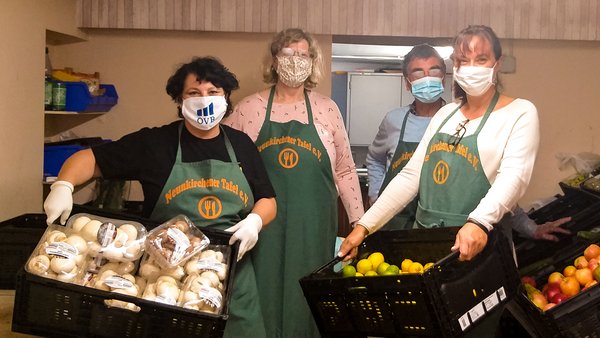 Vier Mitarbeiterinnen der Tafel Neunkirchen mit Körben in denen Essensspenden sind