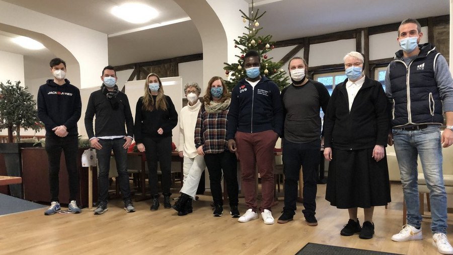 Team Uhlmannsiek sozial im Einsatz Team von Daniel Uhlmannsiek posiert mit Corona Schutzmasken