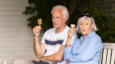 ältere Frau und älterer Mann essen Eis