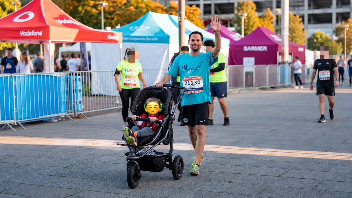 Diesmal zu zweit auf der Strecke: Unser ganz besonderes Vater Sohn Team mit Laufbuggy auf der Strecke. Diesmal zu zweit auf der Strecke: Unser ganz besonderes Vater Sohn Team mit Laufbuggy auf der Strecke.