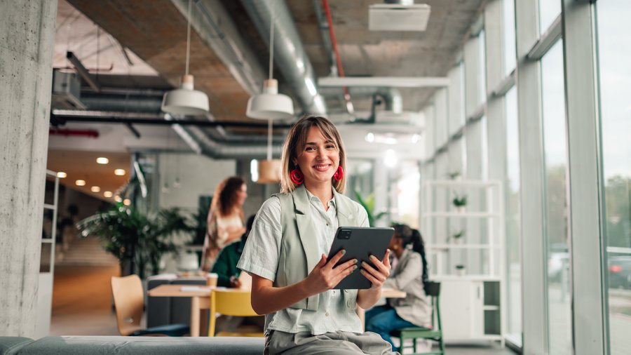 junge Frau mit Tablet im Büro
