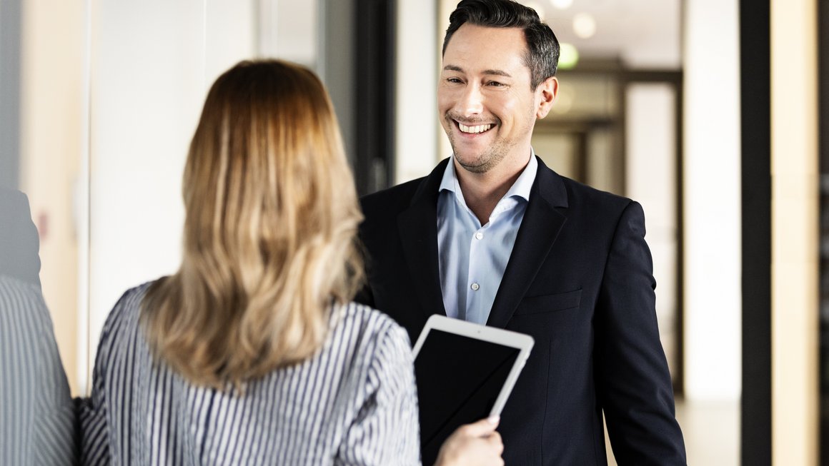 Werde Teil des OVB Teams potentieller OVB Mitarbeiter im Gespräch