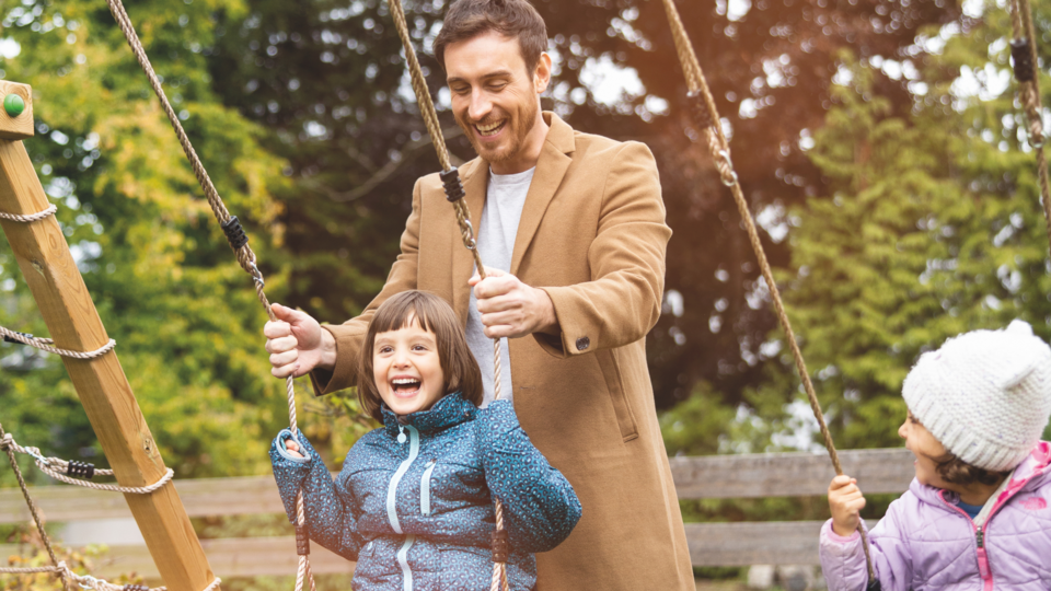 Vater spielt mit Kindern im Garten