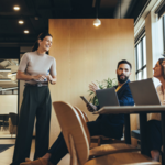 zwei Kolleginnen im Büro