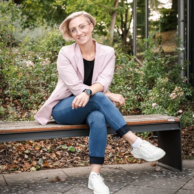 Frau Schwion sitzt auf einer Bank