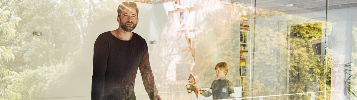 Mann steht im Hausflur