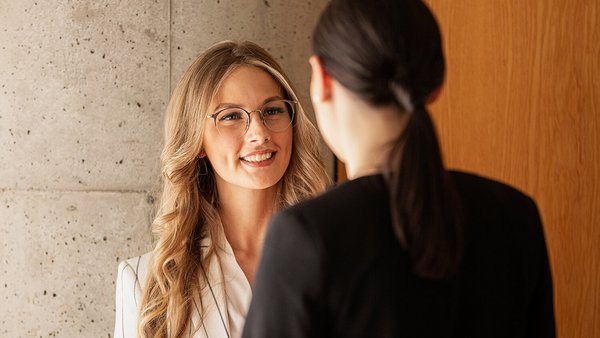 Bewerberin mit Brille spricht mit OVB-Finanzberaterin