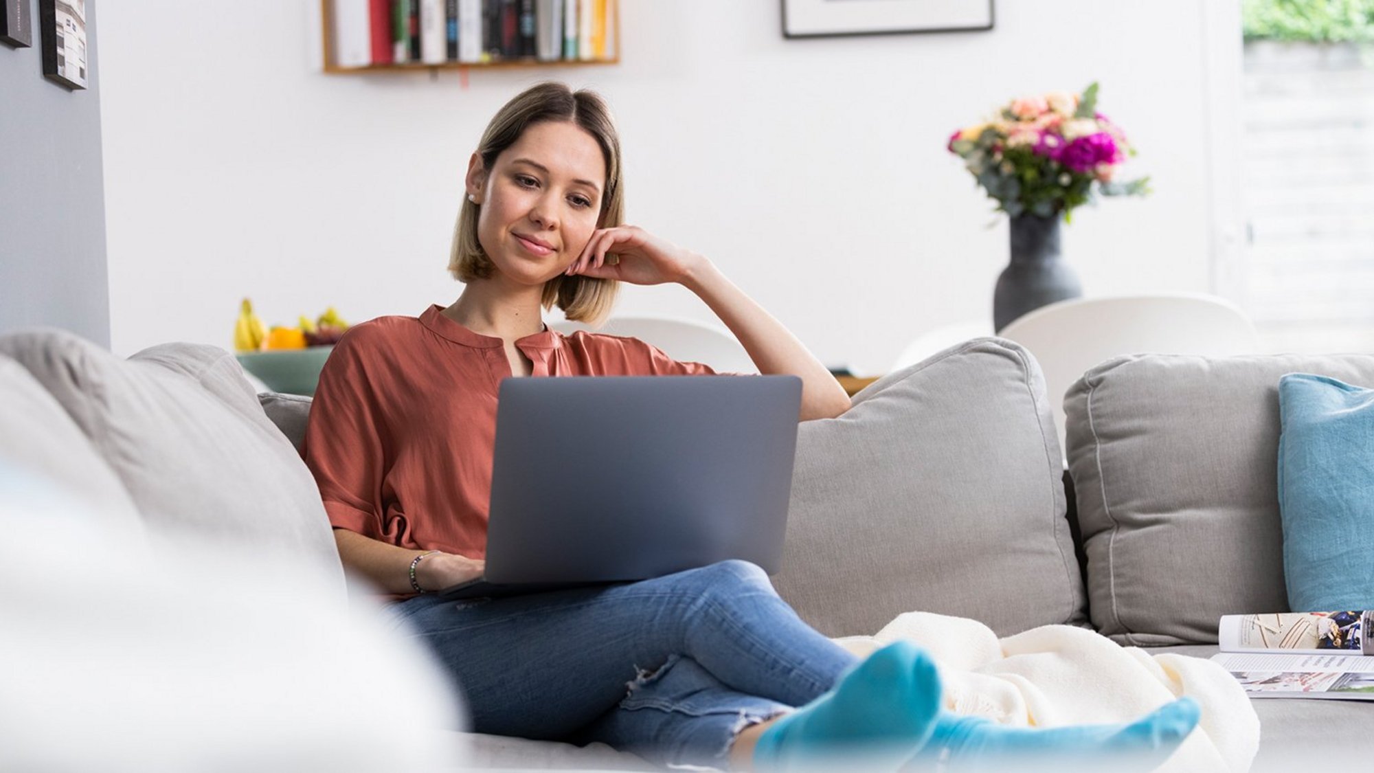 Frau sucht mit Laptop einen OVB Finanzberater