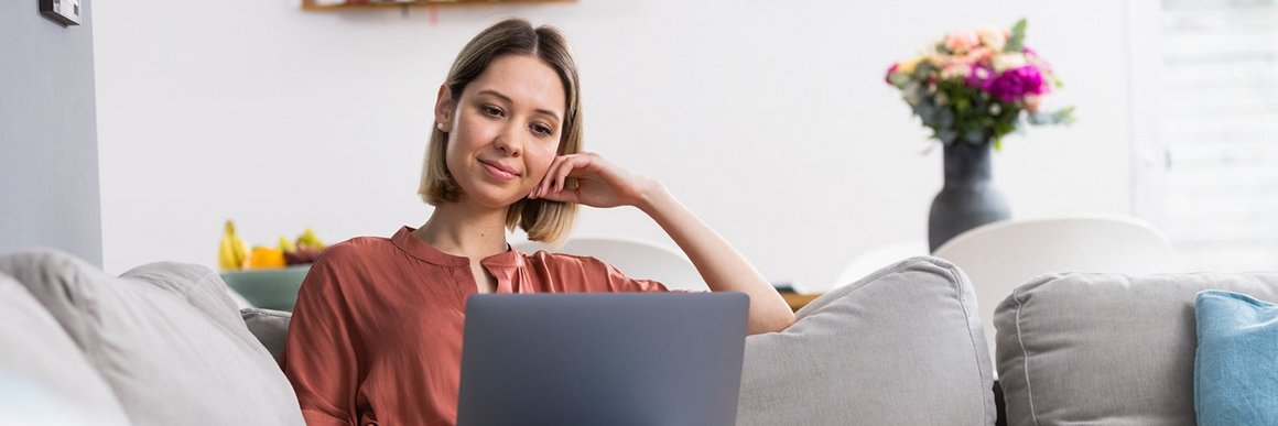 Frau sucht mit Laptop nach OVB Finanzberater