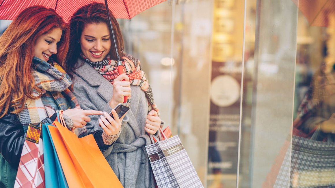 Zwei junge Frauen beim Shoppen – Bewusster Konsum und Nachhaltigkeit Zwei junge Frauen beim Shoppen – Bewusster Konsum und Nachhaltigkeit