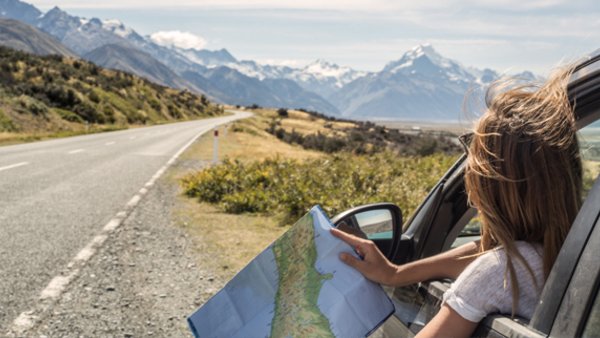 Den Blick frei fürs Wesentliche: Entspannt ins Ausland mit der richtigen Vorbereitung Auslandsaufenthalt: Frau im Auto sucht den Weg
