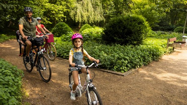 Familie macht Ausflug mit dem Fahrrad – Reisekasse Familie macht Ausflug mit dem Fahrrad – Reisekasse
