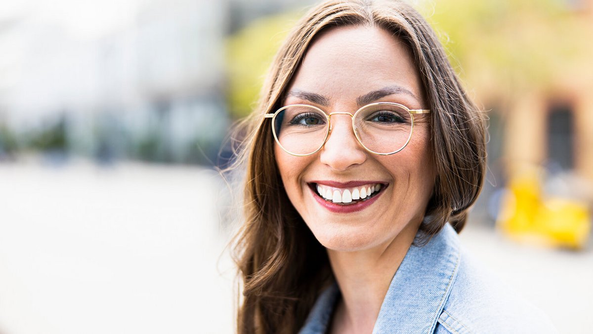 Lächelnde junge Frau OVB