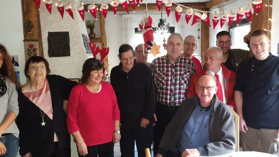 Obdachlose und Menschen in sozial schwieriger Situation bei einer Weihnachtsfeier