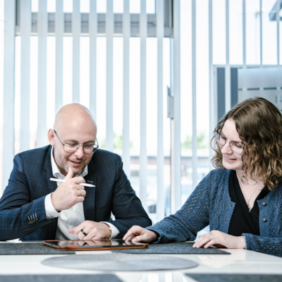 zwei Kolleginnen tauuschen sich aus